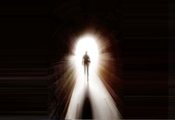 Pessoa atravessando uma porta iluminada