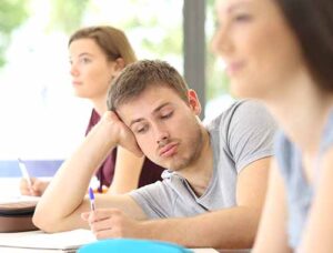 Estudante entediado com falta de concentração