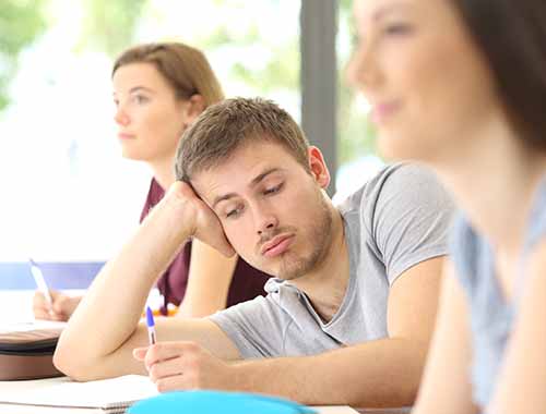 Estudante entediado com falta de concentração